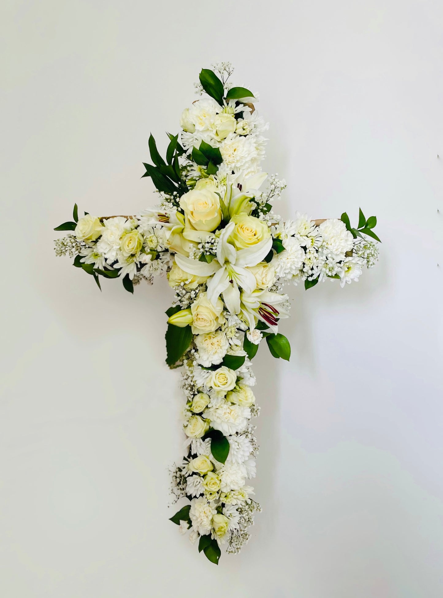 Cross of white flowers - Tramonti Flowers & Events