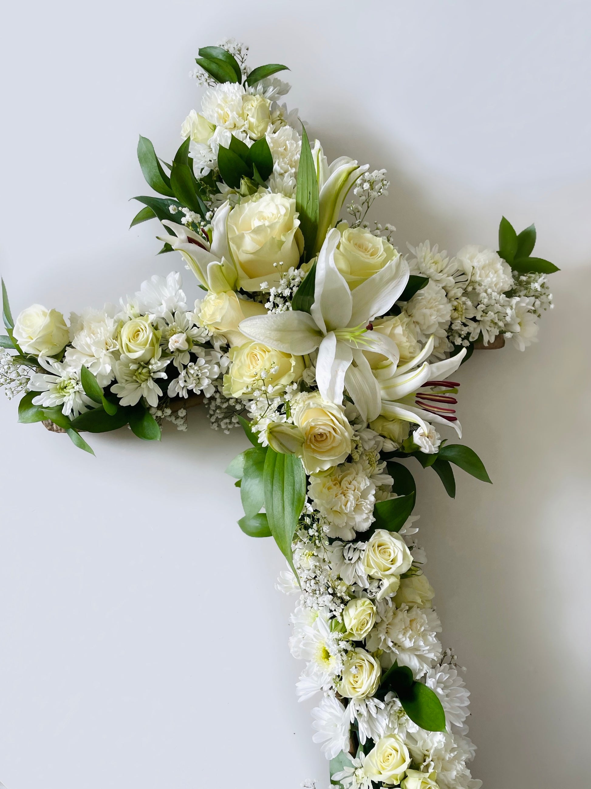 Cross of white flowers - Tramonti Flowers & Events